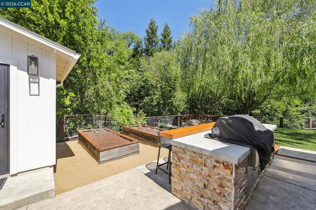 29 Winslow Pl, Moraga, CA 94556