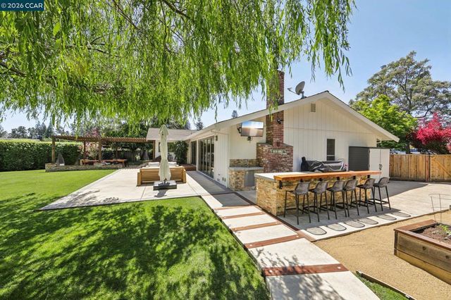 29 Winslow Pl, Moraga, CA 94556