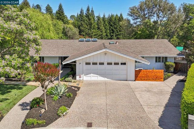 29 Winslow Pl, Moraga, CA 94556