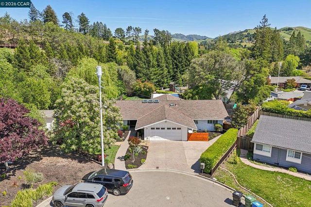 29 Winslow Pl, Moraga, CA 94556