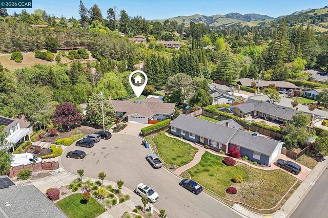 29 Winslow Pl, Moraga, CA 94556