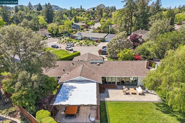 29 Winslow Pl, Moraga, CA 94556