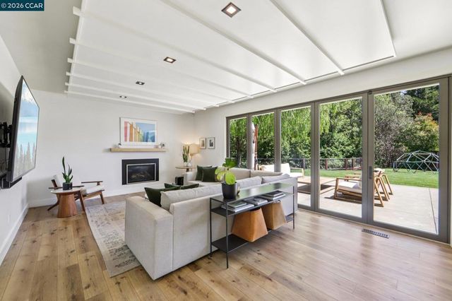 29 Winslow Pl, Moraga, CA 94556
