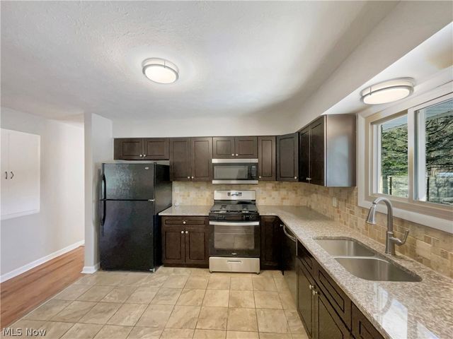 11001 Shaker Drive, North Royalton, OH 44133