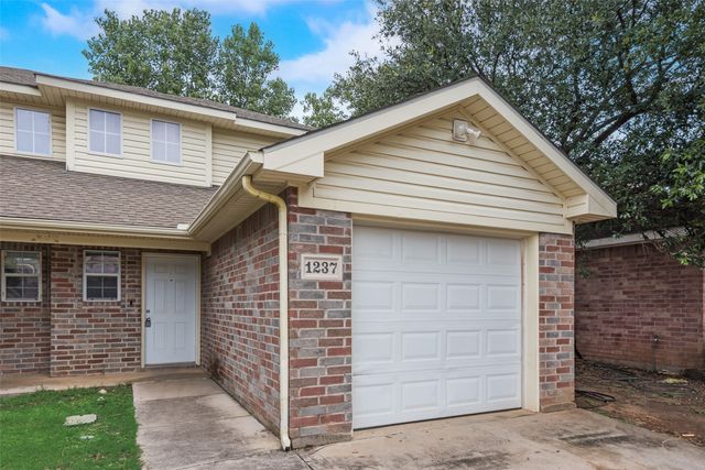 1237 Village Garden Drive, Azle, TX 76020