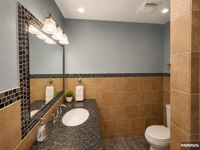 50 Highgate Terrace, Bergenfield, NJ 07621