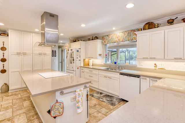 900 N CITRUS AVENUE, Howey In The Hills, FL 34737