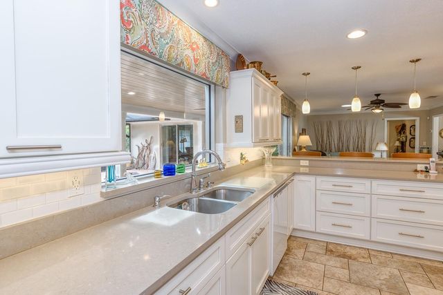 900 N CITRUS AVENUE, Howey In The Hills, FL 34737