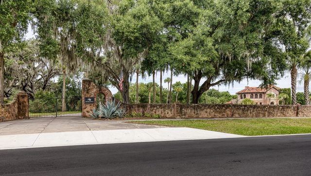 900 N CITRUS AVENUE, Howey In The Hills, FL 34737