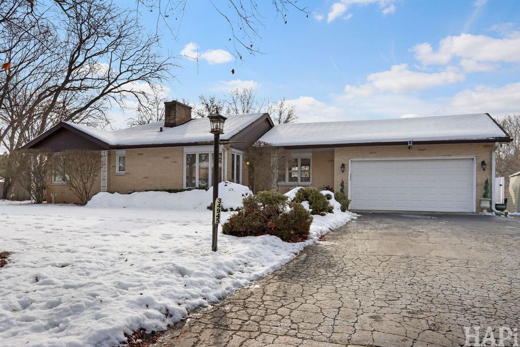 34945 N Leonard Avenue, Ingleside, IL 60041