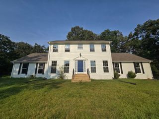1102 Green Valley Dr, Paris, TN 38242