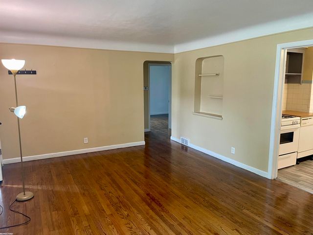 21521 Benjamin Avenue, St Clair Shores, MI 48081