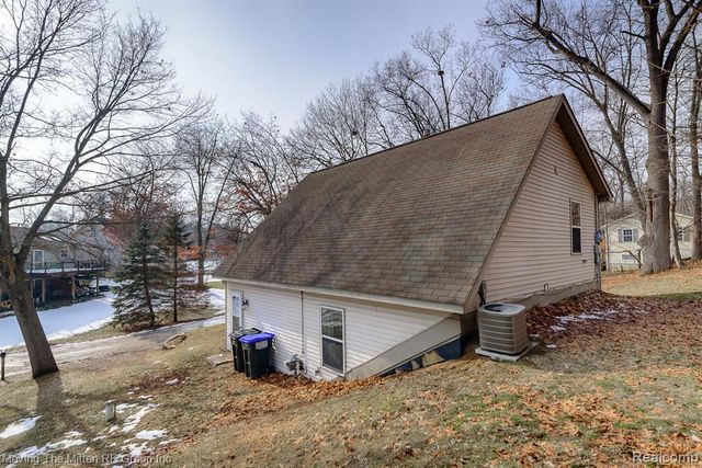 7373 Valley Drive, Brighton, MI 48116