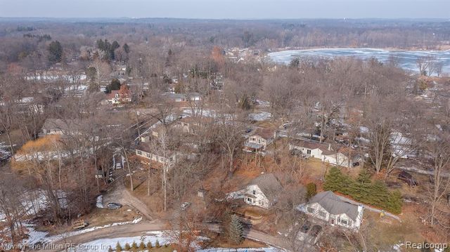 7373 Valley Drive, Brighton, MI 48116