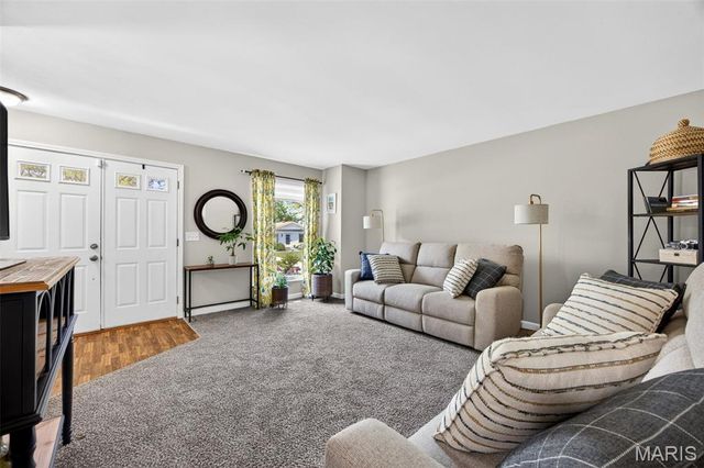 111 Julie Lane, St Peters, MO 63376