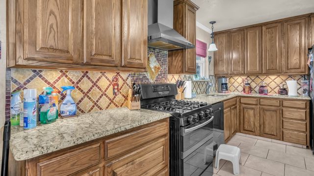 412 Douglas Street, Burleson, TX 76028