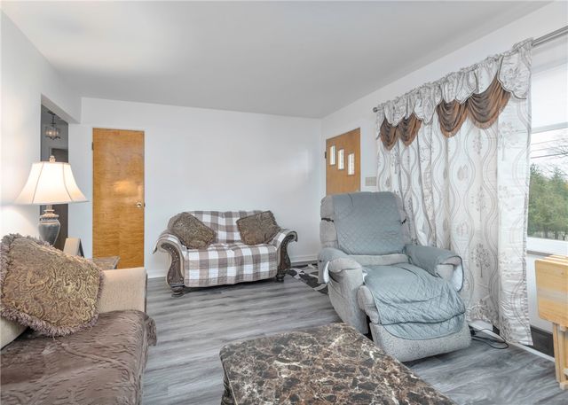 20 Samuel Dr, South Strabane, PA 15301