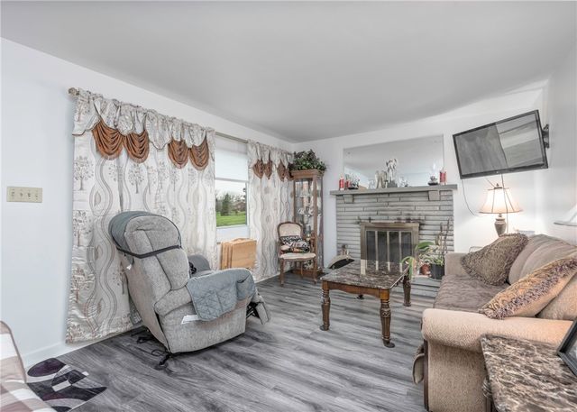 20 Samuel Dr, South Strabane, PA 15301