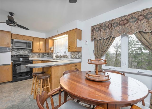 20 Samuel Dr, South Strabane, PA 15301