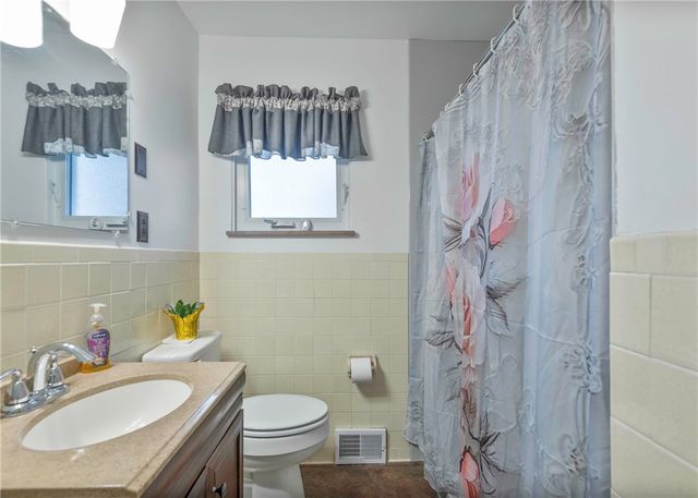 20 Samuel Dr, South Strabane, PA 15301