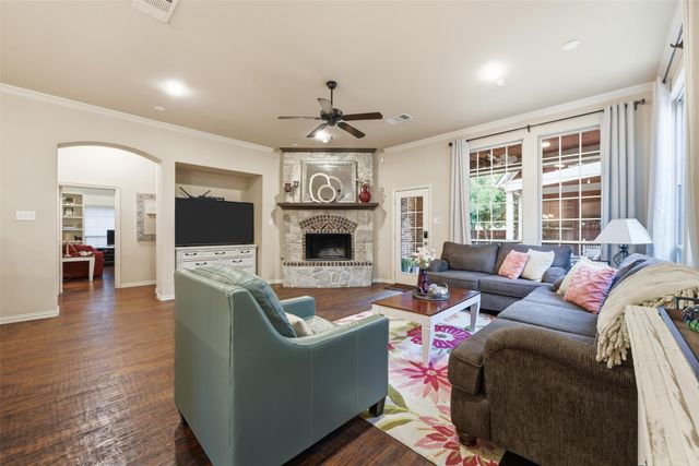 1133 Burnett Drive, Lantana, TX 76226