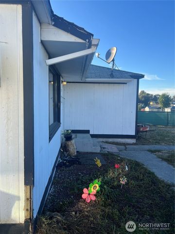 321 W Loop Drive, Moses Lake, WA 98837