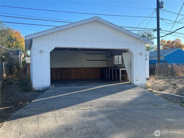 321 W Loop Drive, Moses Lake, WA 98837