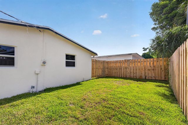 665 W 7th Street, Riviera Beach, FL 33404