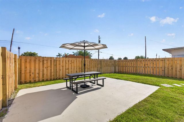 665 W 7th Street, Riviera Beach, FL 33404