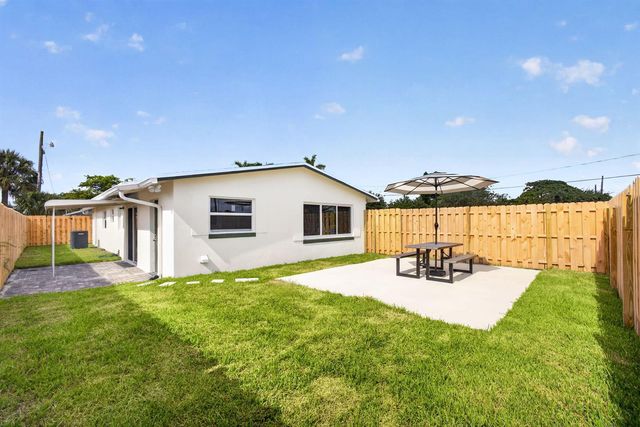 665 W 7th Street, Riviera Beach, FL 33404