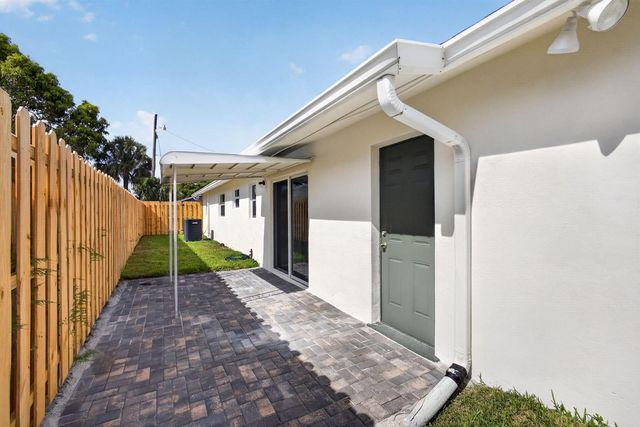 665 W 7th Street, Riviera Beach, FL 33404