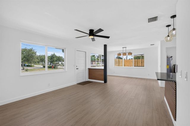 665 W 7th Street, Riviera Beach, FL 33404