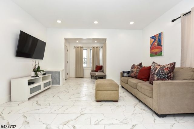 111 Teaneck Rd, Teaneck Twp., NJ 07666