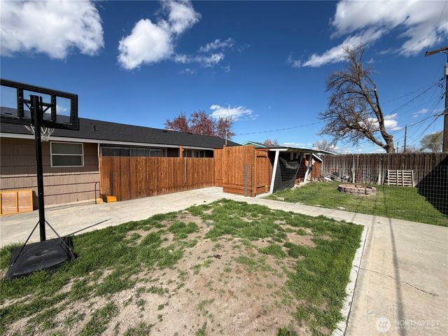 305 N Earl Road, Moses Lake, WA 98837