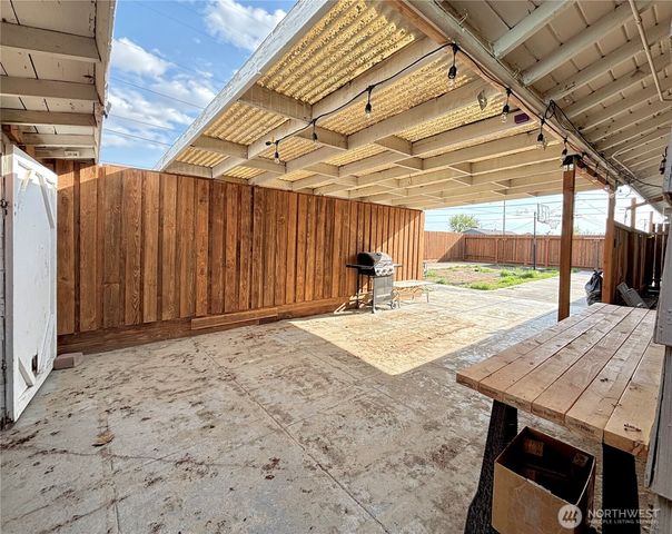 305 N Earl Road, Moses Lake, WA 98837