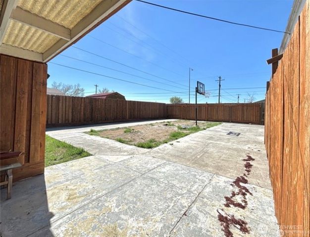 305 N Earl Road, Moses Lake, WA 98837