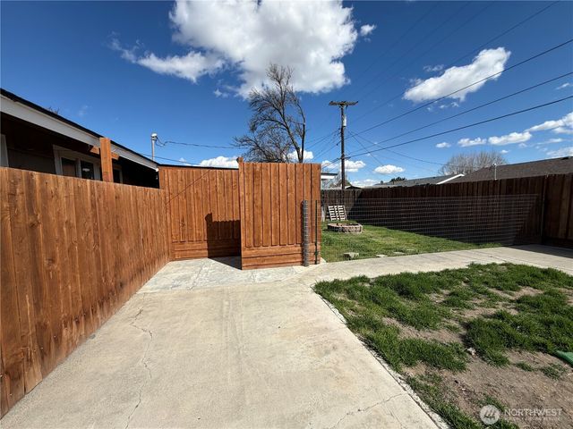 305 N Earl Road, Moses Lake, WA 98837