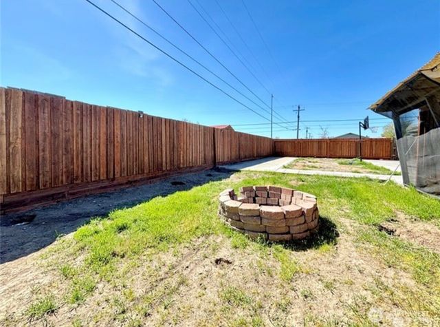 305 N Earl Road, Moses Lake, WA 98837