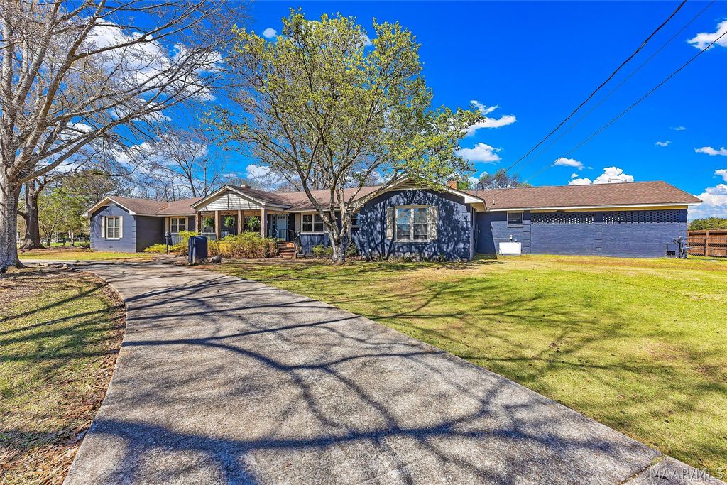 201 Greencrest Lane, Prattville, AL 36067
