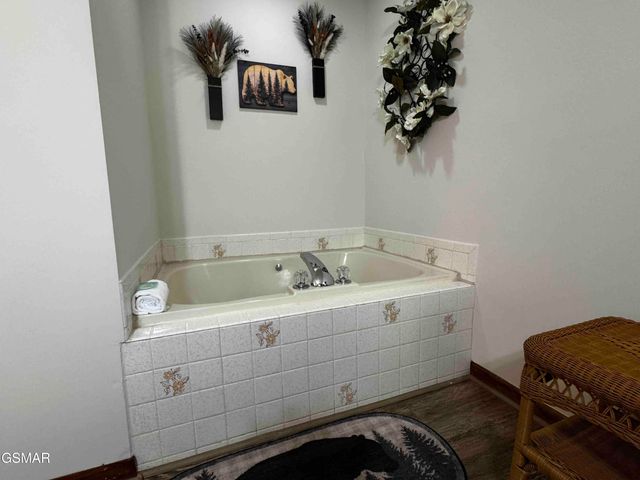 653 Oaks View Court, Pigeon Forge, TN 37863