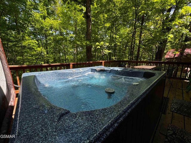 653 Oaks View Court, Pigeon Forge, TN 37863