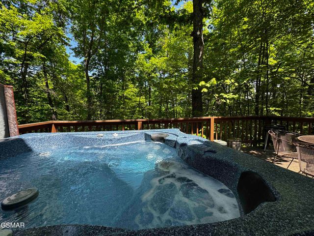 653 Oaks View Court, Pigeon Forge, TN 37863