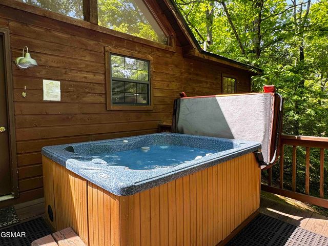 653 Oaks View Court, Pigeon Forge, TN 37863