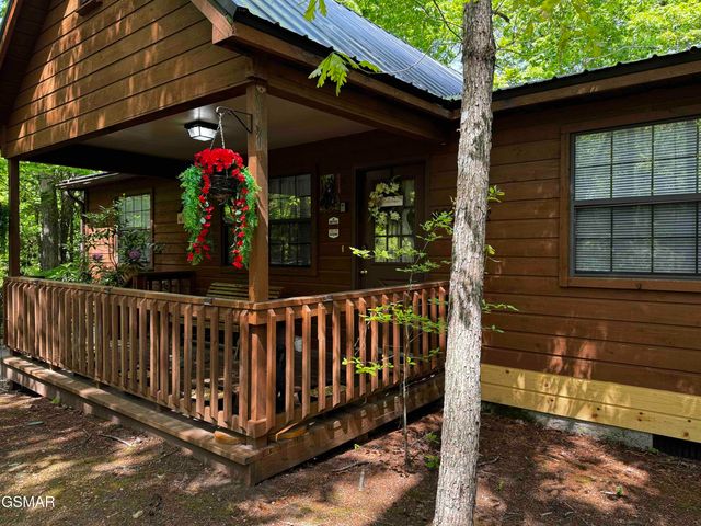 653 Oaks View Court, Pigeon Forge, TN 37863