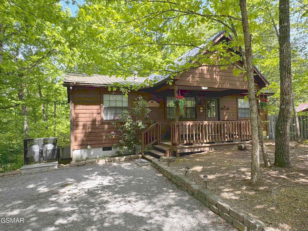 653 Oaks View Court, Pigeon Forge, TN 37863