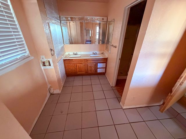 736 Kentucky Street SE, Albuquerque, NM 87108