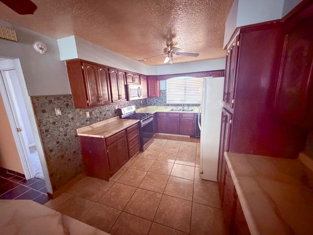 736 Kentucky Street SE, Albuquerque, NM 87108