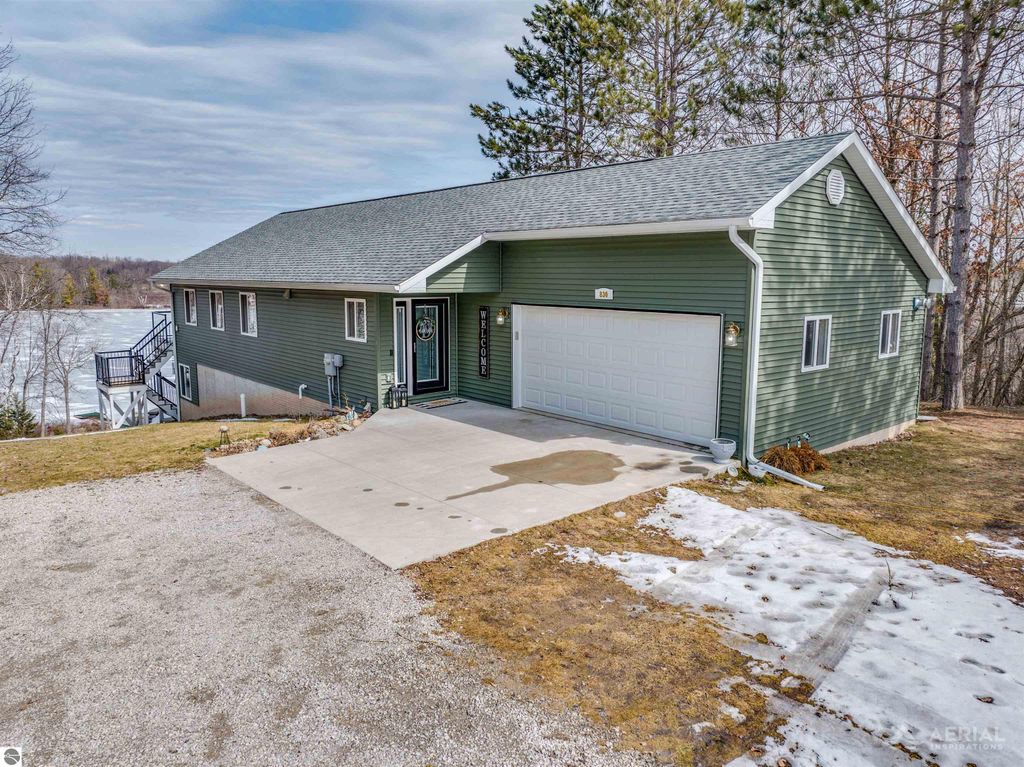 Image 3 of property listing at 830 Richland Avenue, Lupton, MI 48635