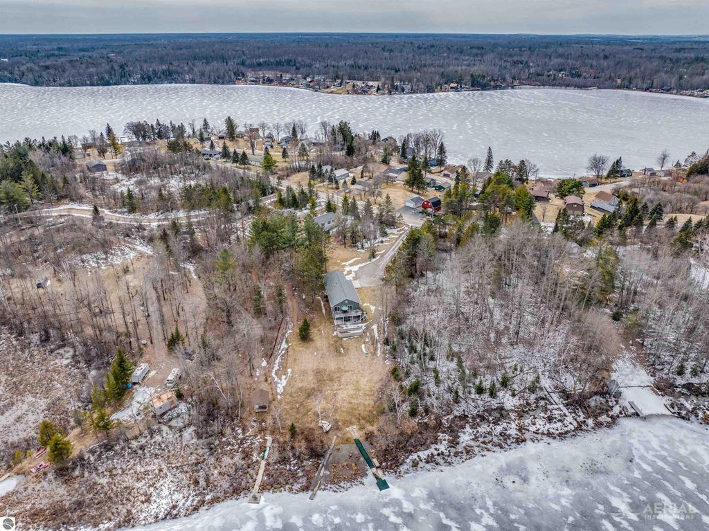 Image 4 of property listing at 830 Richland Avenue, Lupton, MI 48635