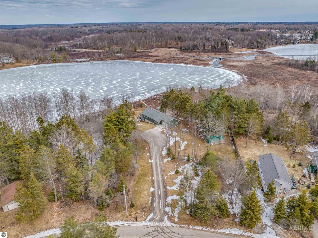 Image 5 of property listing at 830 Richland Avenue, Lupton, MI 48635